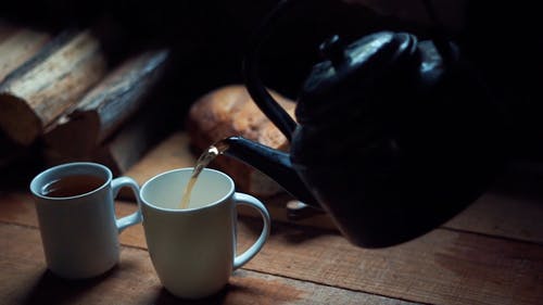 早餐时在杯子上倒热茶 · 免费素材视频