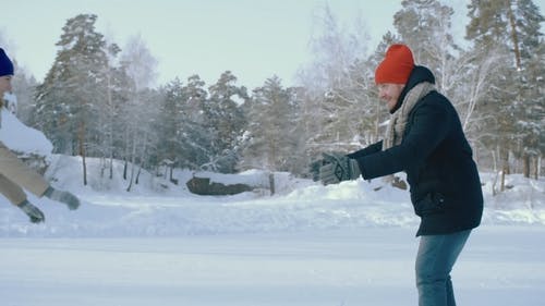 一个男人和一个女人在室外滑冰场 · 免费素材视频