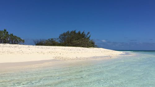 太平洋岛屿上的原始白色沙滩 · 免费素材视频