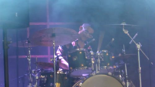 鼓手在舞台上表演 · 免费素材视频