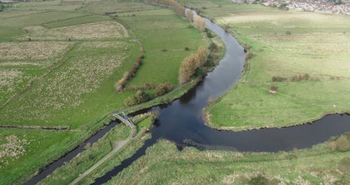 用于农田灌溉的河流的无人机画面 · 免费素材视频