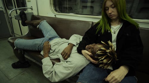 一个男人坐在火车里女友的腿上 · 免费素材视频