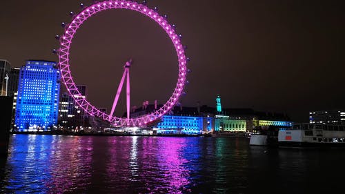 晚上在伦敦眼上的七彩灯显示 · 免费素材视频