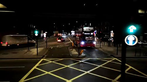 夜间伦敦道路上的机动车通行 · 免费素材视频