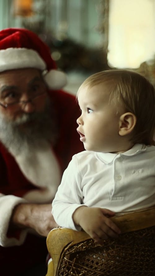 圣诞老人与婴儿做鬼脸 · 免费素材视频