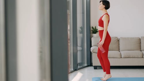 有关一瓶水, 伸展, 呆在家里的免费素材视频