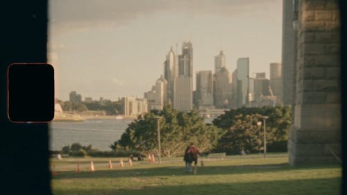 一对情侣在公园里俯瞰悉尼城市天际线和歌剧院 · 免费素材视频