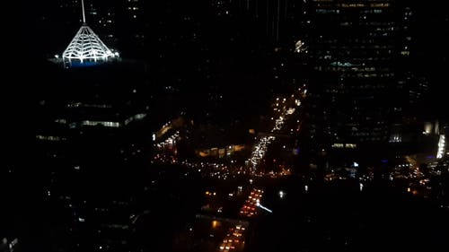 夜间城市街道交通繁忙 · 免费素材视频