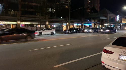 夜间道路上的交通视频 · 免费素材视频