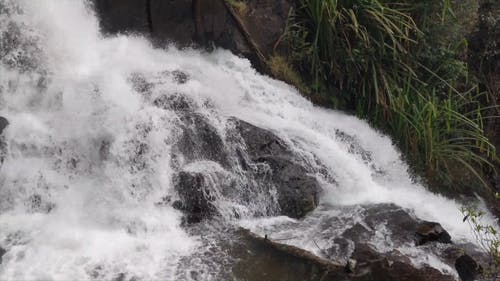 瀑布落下穿过岩石 · 免费素材视频