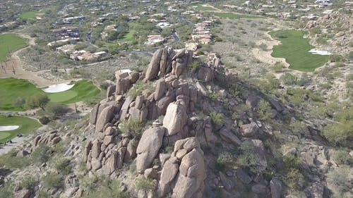 除了在亚利桑那州的岩石山上建造的高尔夫球场的无人机画面 · 免费素材视频