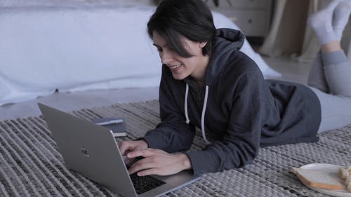 有关呆在家里, 在家工作, 女人的免费素材视频