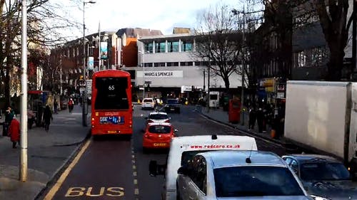 从行驶中的公交车上拍摄的周围环境的画面 · 免费素材视频