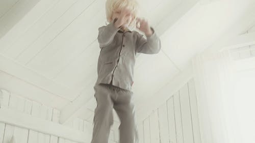 一个男孩在床上跳来跳去 · 免费素材视频