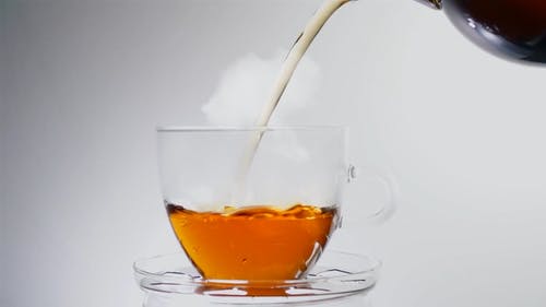 将热茶倒在水晶杯上 · 免费素材视频