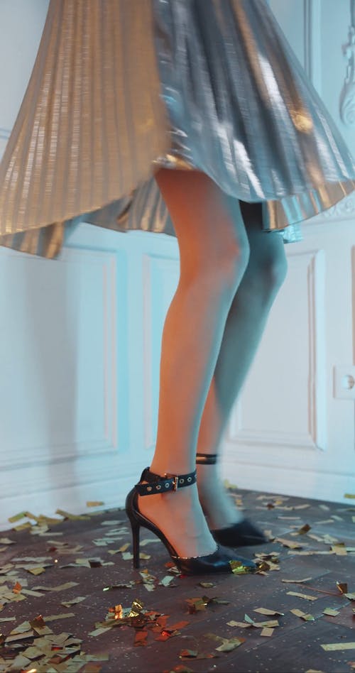 高跟鞋的女人脚做反复的转弯 · 免费素材视频