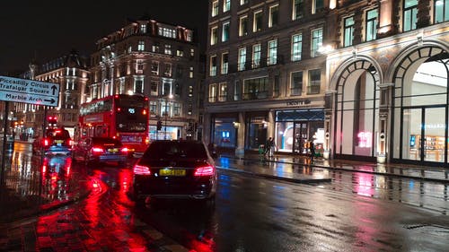 雨夜在伦敦的一条街 · 免费素材视频