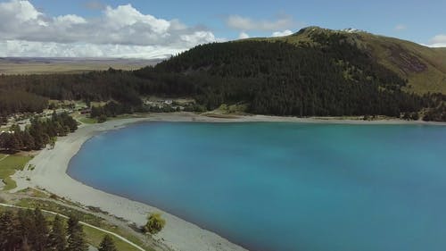 在山之间的一个大湖的湖岸 · 免费素材视频
