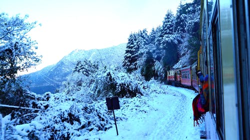 火车在冬天在山腰上旅行 · 免费素材视频