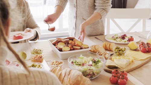 女人向男人提供食物的镜头 · 免费素材视频