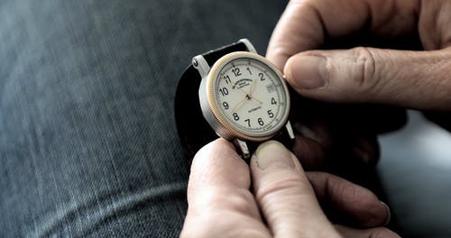 有关Analog Watch 美国手表品牌, 手, 手表的免费素材视频