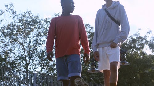 两个年轻人在滑板公园 · 免费素材视频