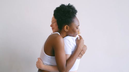 两个女人拥抱 · 免费素材视频
