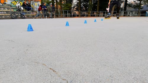 有人使用旱冰鞋的低角度镜头 · 免费素材视频