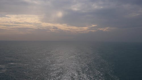波浪在大海的深处 · 免费素材视频