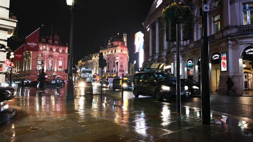 一个城市街区在夜间的城市灯光照亮下 · 免费素材视频