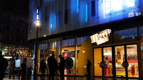 人们走在伦敦街的一家商店前站着 · 免费素材视频