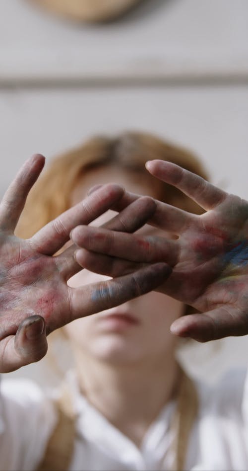 一个女人展示她充满了油漆的手 · 免费素材视频