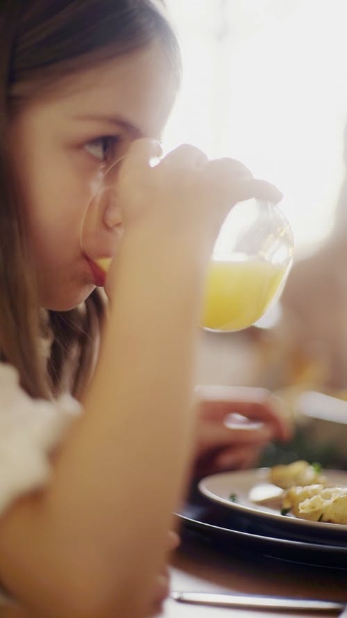 一个孩子从水晶玻璃喝果汁 · 免费素材视频