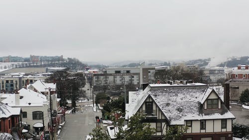 覆盖着雪的城市的无人机画面 · 免费素材视频