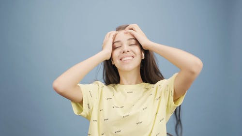 一个女人从她的无线耳机听音乐跳舞 · 免费素材视频