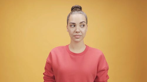 一个女人交替抬起眉毛 · 免费素材视频