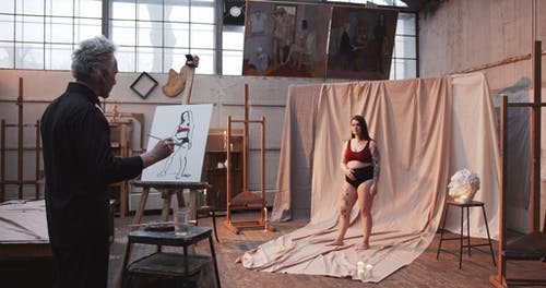 一个弯曲的女人的全身绘画 · 免费素材视频