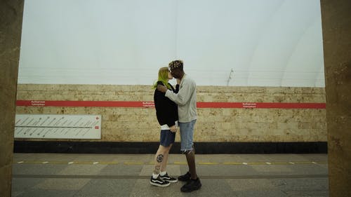 一对情侣在地铁站台接吻 · 免费素材视频
