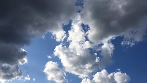 白云在风向中移动的形成 · 免费素材视频