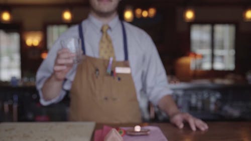 将空的水杯放在柜台上的人 · 免费素材视频