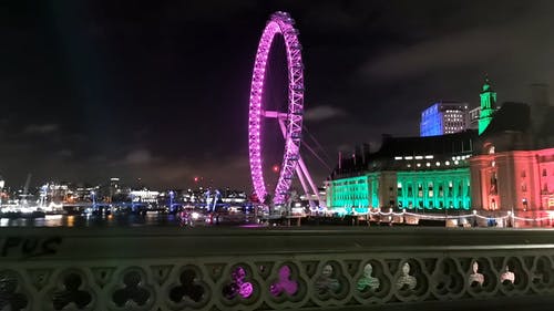 泰晤士河畔的伦敦眼观察轮上的灯光显示 · 免费素材视频