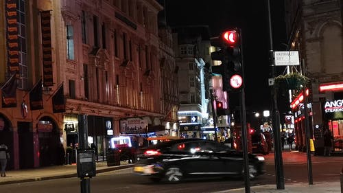 晚上在伦敦市中心繁忙的街道 · 免费素材视频
