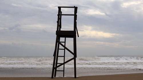 俯瞰大海的木制救生塔 · 免费素材视频