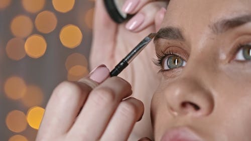 化妆师在女人的眉毛上化妆 · 免费素材视频
