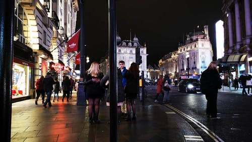 人们见面并在伦敦街头繁忙的人行道上行走 · 免费素材视频