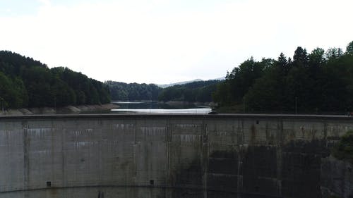 汽车用作道路的湖水坝墙 · 免费素材视频