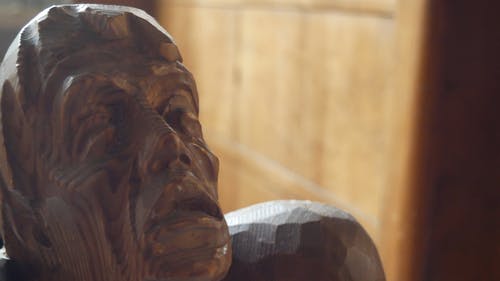一个男人扭曲的脸的木雕 · 免费素材视频