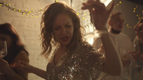一个女人与一杯酒表现力跳舞 · 免费素材视频