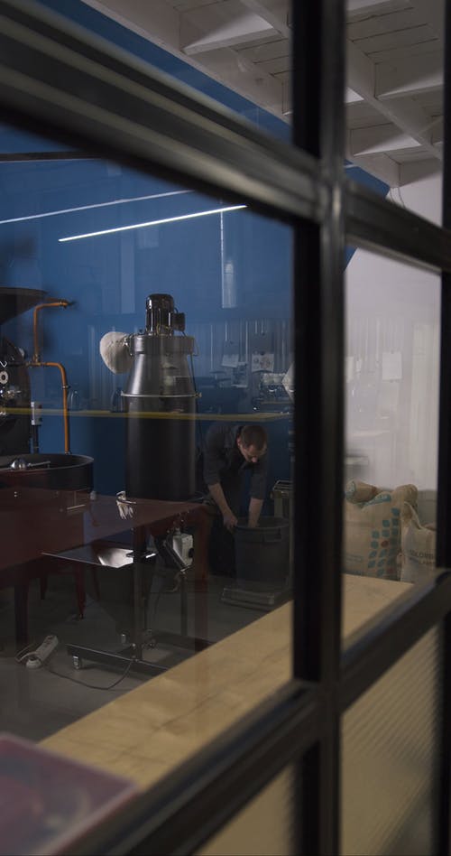一个人在咖啡工厂里工作 · 免费素材视频
