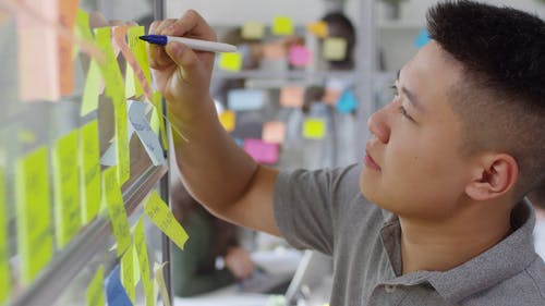 一个人在棍子纸垫上写笔记 · 免费素材视频